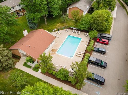 943 Kirts Blvd, Troy MI 48084-4837 exterior