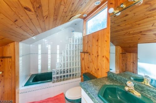 10 Lawrence Rd, Dover NJ 07869-3106 exterior