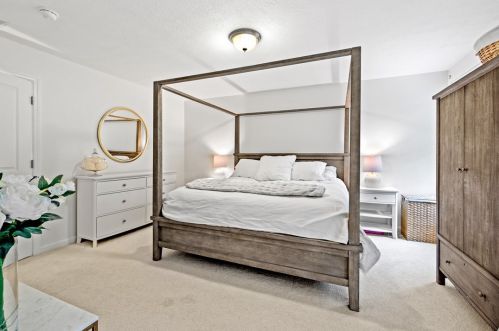 868 Highpointe Cir, Pittsburgh PA 15220-1854 exterior