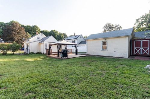 13 Oak St, Enfield, CT 06082-4722