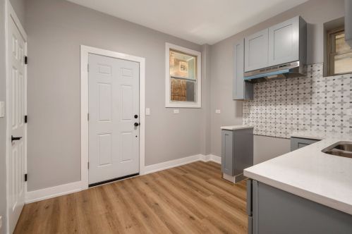 6804 Champlain Ave, Chicago IL 60637-4115 exterior