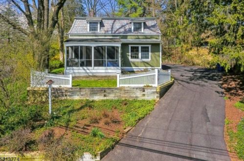 126 Lake Valley Rd, Morristown, NJ 07960-2814