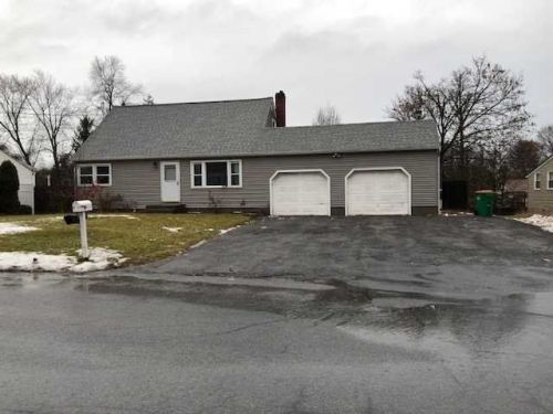 15 Essex Rd, Poughkeepsie, NY 12601-5416