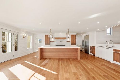 166 Ruggles Ave, Middletown RI 02840-4351 exterior