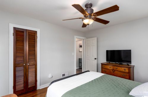 945 Eleanor St, Grand Rapids MI 49505-4305 exterior