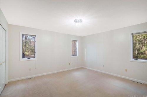 8 The Laurels, Enfield CT 06082-2349 exterior