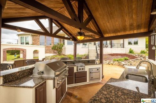 385 Mystic Pkwy, Spring Branch TX 78070-5267 exterior