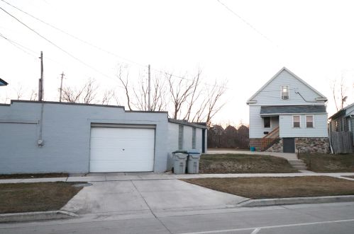 2469 Chase Ave, Milwaukee, WI 53207-1434