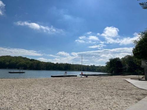 7 Oakwood Trl, Kinnelon NJ 07405-3116 exterior