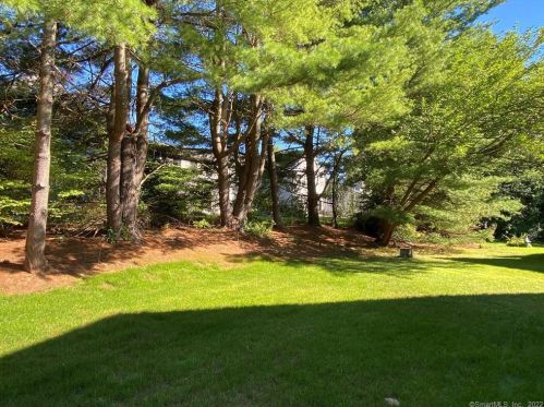 22 Bridle Path Ln, Manchester CT 06042-8303 exterior