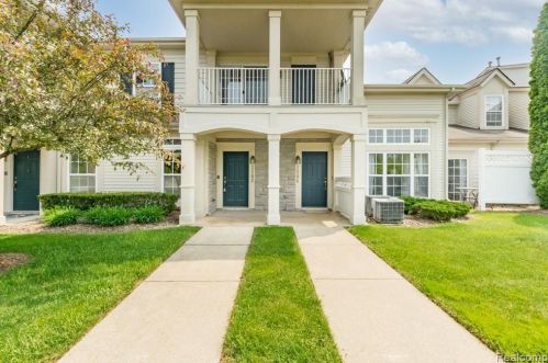 2102 Trailway Ct, Walled Lake, MI 48390-4003