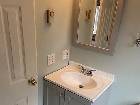 2 Lucas Ave, Middletown RI 02840-3918 exterior