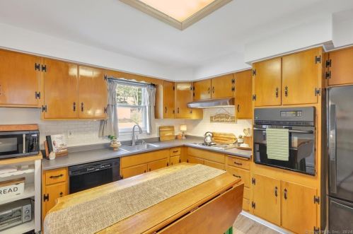 75 Boylston St, Meriden CT 06450-4737 exterior