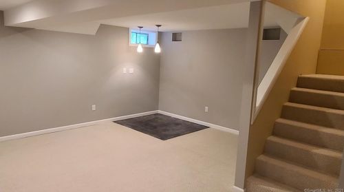 134 Oak Ridge Dr, Windsor Locks CT 06096-2658 exterior