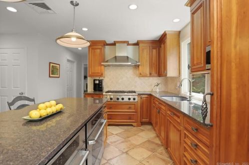 67 Ritch Dr, Ridgefield CT 06877-2815 exterior