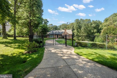 8709 Belmart Rd, Rockville, MD 20854-1610