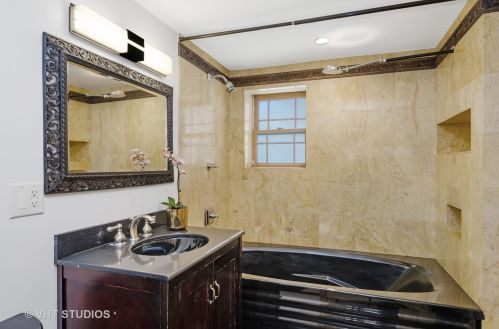 2013 Greenleaf Ave, Chicago IL 60645-3509 exterior