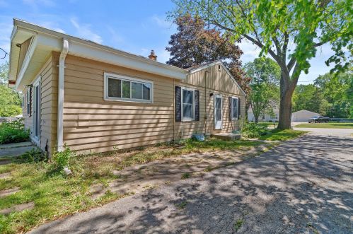 8053 45th St, Milwaukee, WI 53223-3722