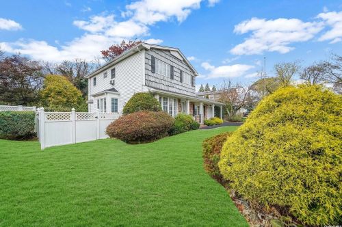 82 Cardinal Ln, Hauppauge, NY 11788-2118