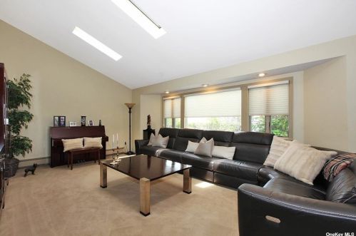 741 Park Ct, Valley Stream NY 11581-3507 exterior