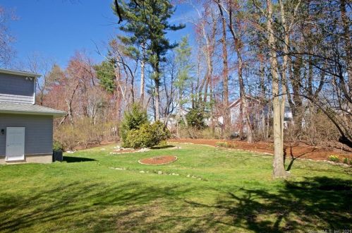 8 Cloverly Cir, Norwalk CT 06855-2130 exterior