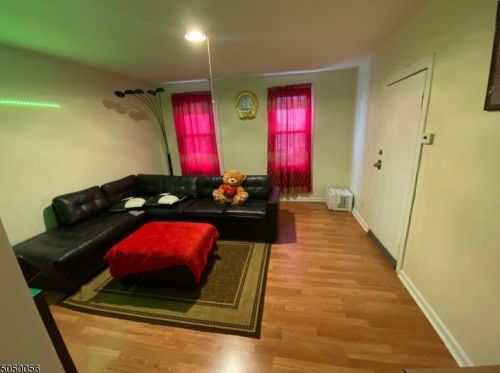 281 Hunterdon St, Newark, NJ 07103-2677