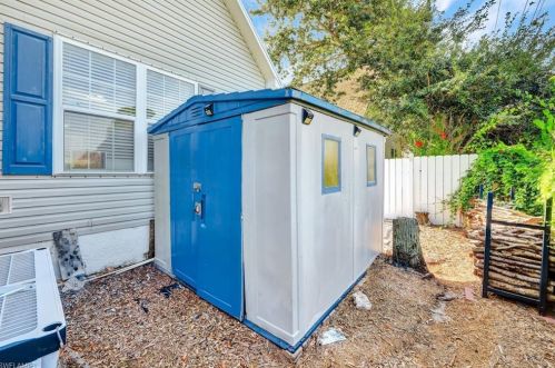 279 Leawood Cir, Naples FL 34104-4133 exterior