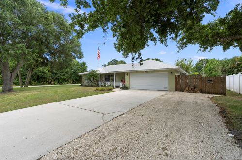 7101 Salerno Rd, Fort Pierce, FL 34951-1544