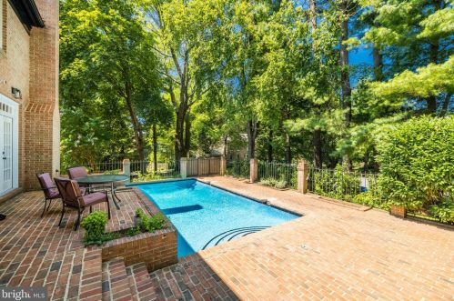 1326 Kirby Rd, Mc Lean VA  22101-2409 exterior