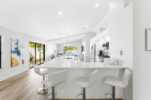 827 102 Ave, Naples FL 34108-3214 exterior