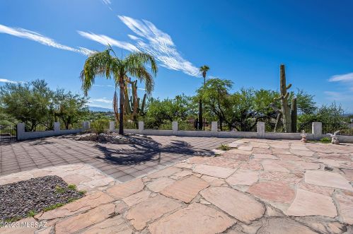 5860 Swan Rd, Tucson AZ 85718-5433 exterior