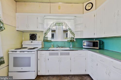 1752 Exton Ave, Trenton NJ 08618-4433 exterior