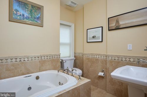 1803 Phelps Pl, Washington DC 20008-1851 exterior