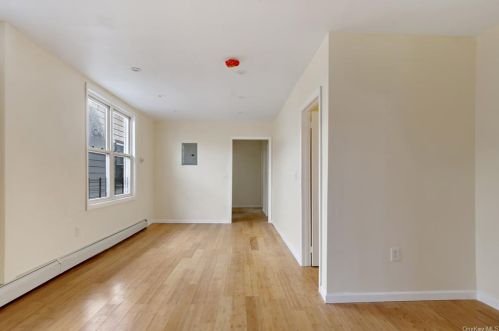 4256 Byron Ave, Bronx NY 10466-1516 exterior