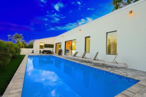 3205 Karen Dr, Naples, FL 34112-7327