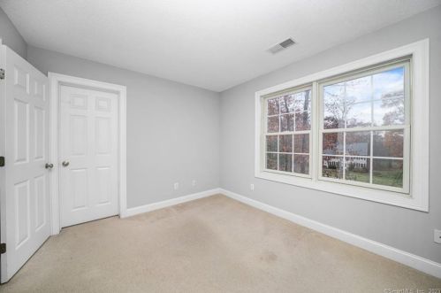 10 Azalea Ln, Ellington CT  06029-3063 exterior