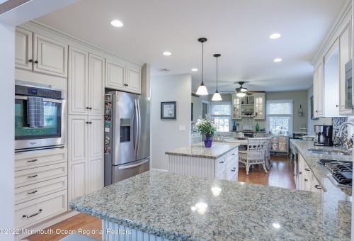 2215 Middle Ave, Point Pleasant Beach NJ 08742-5138 exterior