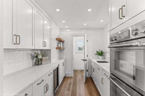 166 Ruggles Ave, Middletown RI 02840-4351 exterior