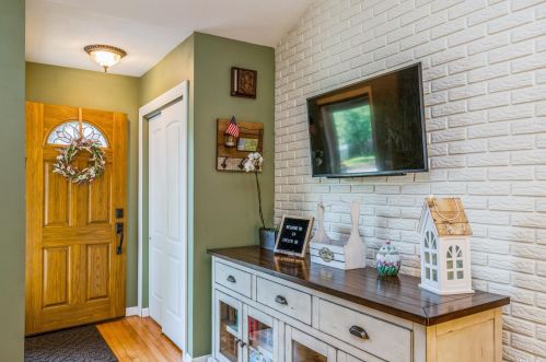 37 Evelyn Dr, Commack, NY 11725-3822