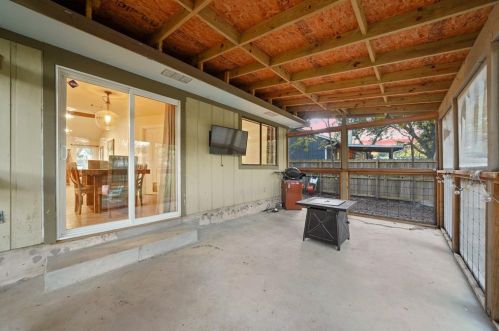 8408 Dixon Dr, Austin TX 78745-7515 exterior