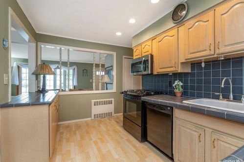 136 Berry St, Valley Stream NY 11580-3430 exterior