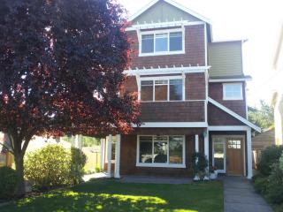 1233 97th St, Seattle, WA 98115-2227