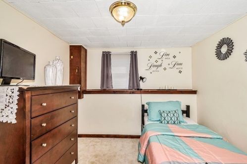 128 Tallyho Dr, Springfield MA  01118-1944 exterior