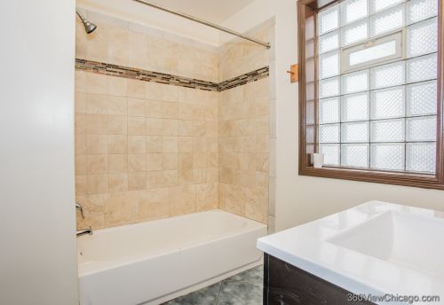 6900 Campbell Ave, Chicago IL 60645-4604 exterior