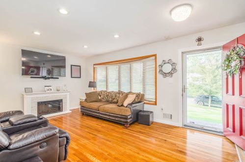 18 Donna Ln, Commack NY 11725-5204 exterior