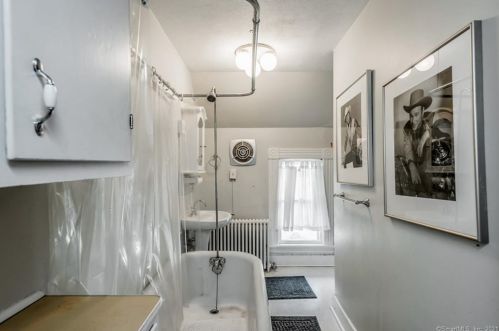 40 Bloomfield Ave, Windsor CT 06095-2303 exterior