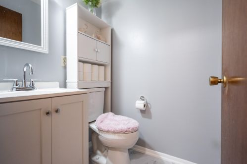 5135 Camelot Ln, Milwaukee WI 53221-3121 exterior