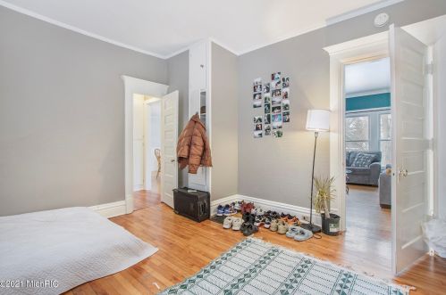 1302 Wealthy St, Grand Rapids MI 49506-2562 exterior