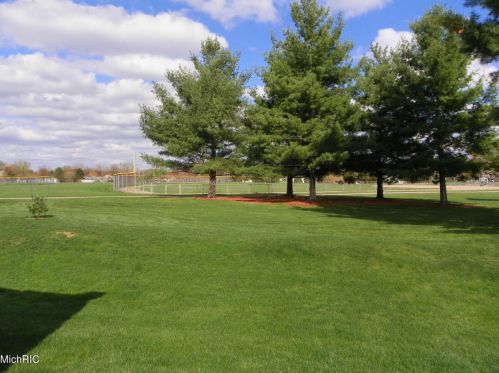 2582 Falcon Pointe Dr, Grand Rapids MI 49534-7555 exterior