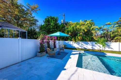 637 109 Ave, Naples FL 34108-1809 exterior